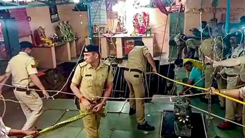 ভারতে মন্দিরে কুয়ায় পড়ে ১২ জনের মৃত্যু ভারতে মন্দিরে কুয়ায় পড়ে ১২ জনের মৃত্যু