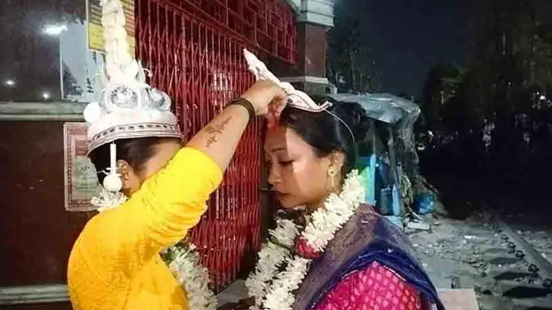 সিঁদুর পরিয়ে বিয়ে করলেন দুই তরুণী সিঁদুর পরিয়ে বিয়ে করলেন দুই তরুণী