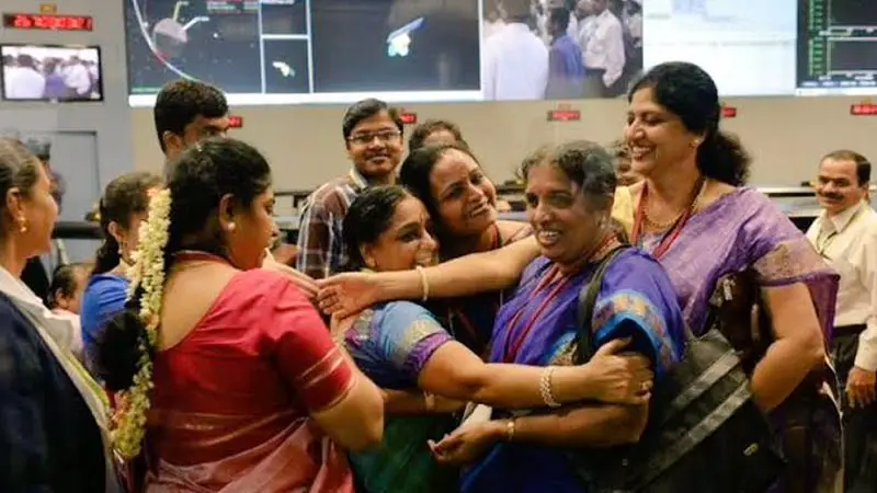 চন্দ্রজয়ের নেপথ্যে ভারতের ৫৪ জন নারী বিজ্ঞানী-প্রকৌশলী চন্দ্রজয়ের নেপথ্যে ভারতের ৫৪ জন নারী বিজ্ঞানী-প্রকৌশলী