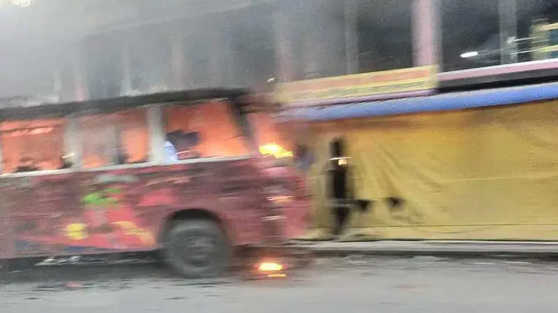 চট্টগ্রামে দুই বাসে আগুন চট্টগ্রামে দুই বাসে আগুন