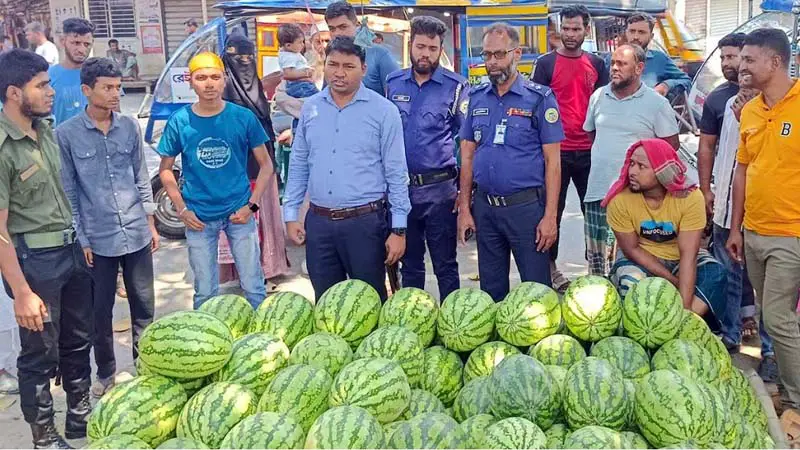 ইউএনওকে দেখেই কমে গেল তরমুজের দাম