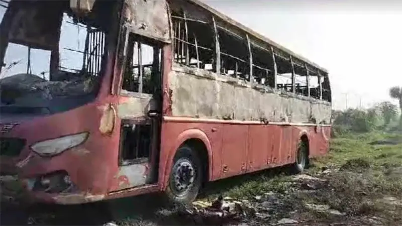 সাভারে বাসে আগুন সাভারে বাসে আগুন