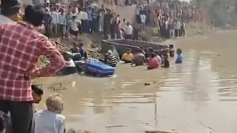 গঙ্গায় যাওয়ার পথে দুর্ঘটনা, নারী-শিশুসহ ২২ পুণ্যার্থী নিহত গঙ্গায় যাওয়ার পথে দুর্ঘটনা, নারী-শিশুসহ ২২ পুণ্যার্থী নিহত