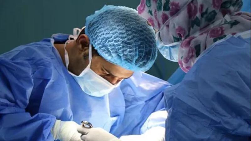 হাসপাতালে স্ত্রীর অস্ত্রোপচার দেখে ’অসুস্থ’ স্বামী, অতপর মামলা হাসপাতালে স্ত্রীর অস্ত্রোপচার দেখে ’অসুস্থ’ স্বামী, অতপর মামলা