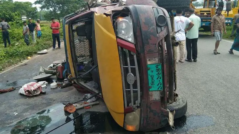 ট্রাক ও পিকআপের মুখোমুখি সংঘর্ষে ১৩ শ্রমিক নিহত ট্রাক ও পিকআপের মুখোমুখি সংঘর্ষে ১৩ শ্রমিক নিহত
