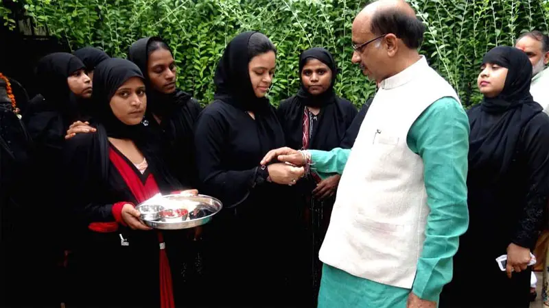 মুসলিম নারীদের হাত থেকে রাখি বাঁধার কর্মসূচি বিজেপির মুসলিম নারীদের হাত থেকে রাখি বাঁধার কর্মসূচি বিজেপির