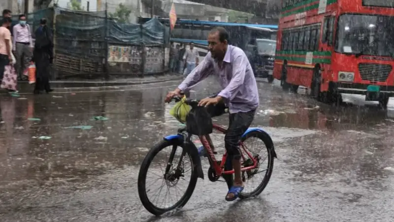 ঢাকায় হালকা বৃষ্টি, তবে মেলেনি স্বস্তি