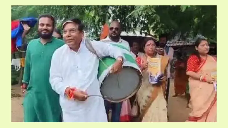 জাতীয় নির্বাচনের আগে ঢোল পিটিয়ে গ্যাসের দাম কমার প্রচারে মন্ত্রী