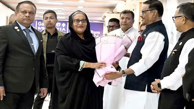 দেশে ফিরলেন প্রধানমন্ত্রী দেশে ফিরলেন প্রধানমন্ত্রী