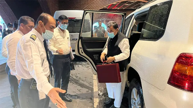 বিশ্বের সব দেশের অর্থমন্ত্রীরা বাজেট ব্রিফকেসে আনেন, কিন্তু কেন? বিশ্বের সব দেশের অর্থমন্ত্রীরা বাজেট ব্রিফকেসে আনেন, কিন্তু কেন?