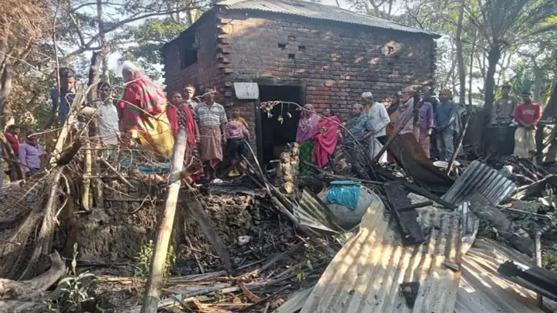 আগুনে পুড়ে ভিক্ষুকের বসতঘর ছাই আগুনে পুড়ে ভিক্ষুকের বসতঘর ছাই