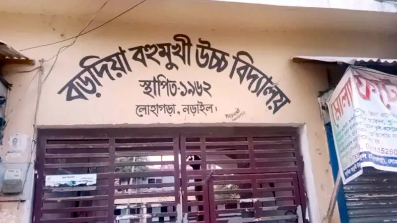 নকলে বাধা, শিক্ষককে পিটিয়ে আহত করলো ছাত্রীর বাবা নকলে বাধা, শিক্ষককে পিটিয়ে আহত করলো ছাত্রীর বাবা
