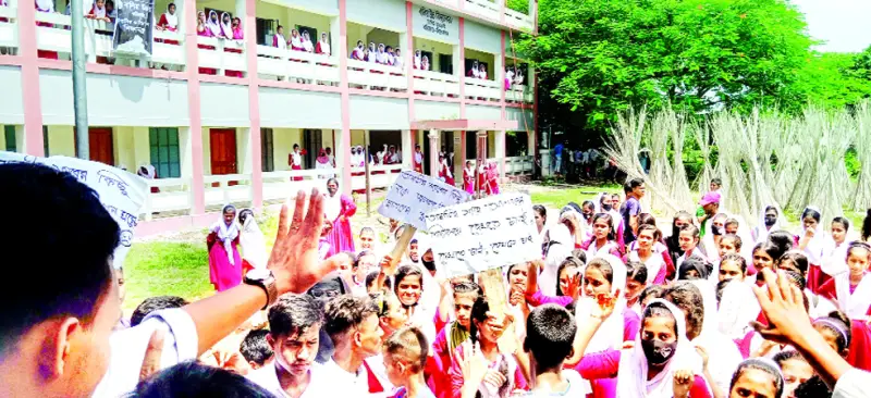 করিমগঞ্জে ক্লাস বর্জন করে শিক্ষার্থীদের বিক্ষোভ করিমগঞ্জে ক্লাস বর্জন করে শিক্ষার্থীদের বিক্ষোভ