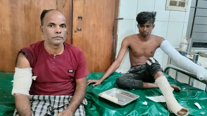 গাজীপুরে কাভার্ডভ্যানে পেট্রোল বোমা নিক্ষেপ, দগ্ধ ২ গাজীপুরে কাভার্ডভ্যানে পেট্রোল বোমা নিক্ষেপ, দগ্ধ ২