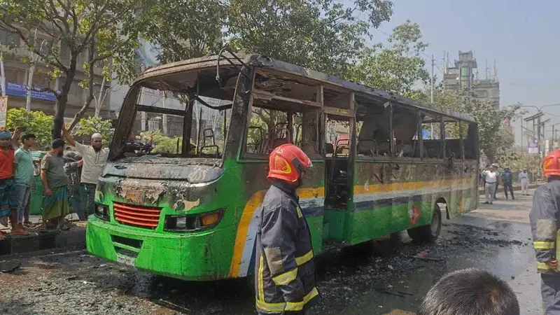 ‘১ বাসে আগুন দিলেই ৮ হাজার টাকা’ ‘১ বাসে আগুন দিলেই ৮ হাজার টাকা’