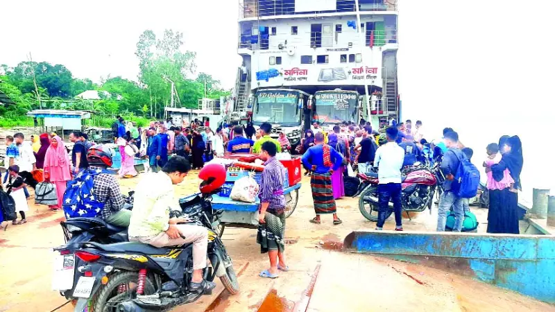 দৌলতদিয়া ফেরিঘাটে কর্মস্থলমুখী মানুষের চাপ দৌলতদিয়া ফেরিঘাটে কর্মস্থলমুখী মানুষের চাপ