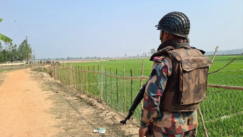 ফের টেকনাফ সীমান্তে মর্টারশেল ও গুলির শব্দ ফের টেকনাফ সীমান্তে মর্টারশেল ও গুলির শব্দ