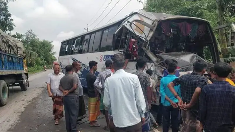 টাঙ্গাইলে বাস ও সিএনজির সংঘর্ষে ২ জনের মৃত্যু 