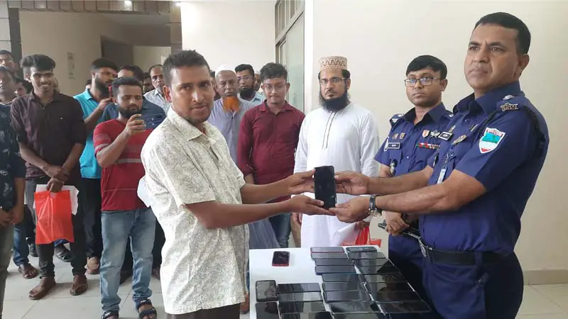 প্রকৃত মালিকরা পেলেন চুরি হওয়া অর্ধশত মুঠোফোন প্রকৃত মালিকরা পেলেন চুরি হওয়া অর্ধশত মুঠোফোন