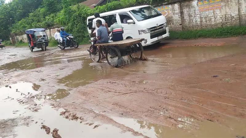 বৃষ্টি হলেই সড়কে হাঁটু পানি