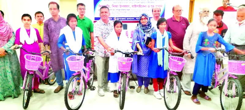 নাটোরে শিক্ষা উপকরণ প্রদান নাটোরে শিক্ষা উপকরণ প্রদান