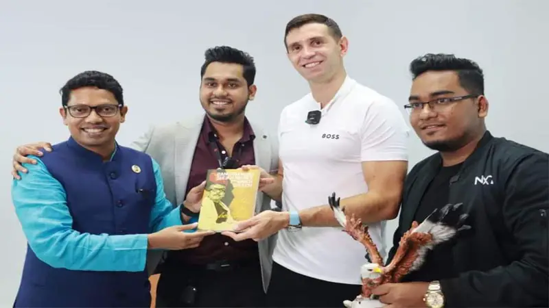 মার্টিনেজকে বাজপাখি, নৌকা ও বঙ্গবন্ধুর বই উপহার মার্টিনেজকে বাজপাখি, নৌকা ও বঙ্গবন্ধুর বই উপহার