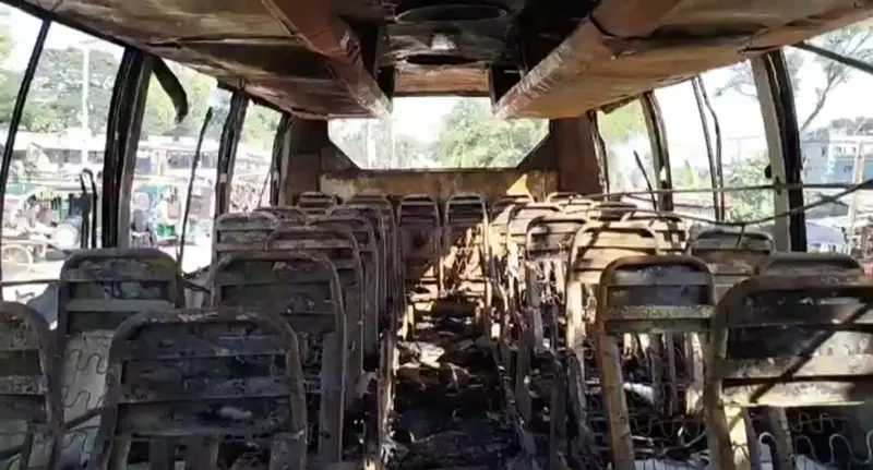 নাটোরে থেমে থাকা বাসে আগুন নাটোরে থেমে থাকা বাসে আগুন
