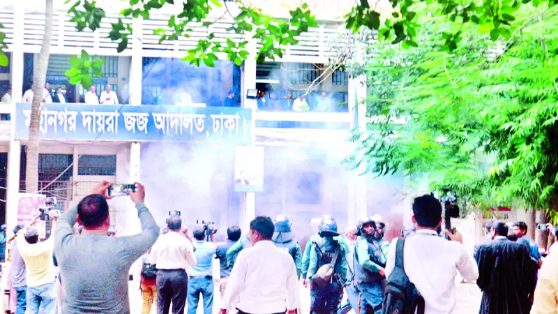 মহানগর দায়রা জজ আদালতের সামনে ককটেল মহানগর দায়রা জজ আদালতের সামনে ককটেল
