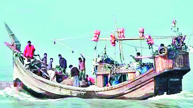 ‘সাগর যেন ক্যামুন অইয়া গ্যাছে ঠিকানা বদলেছে ইলিশ’ ‘সাগর যেন ক্যামুন অইয়া গ্যাছে ঠিকানা বদলেছে ইলিশ’