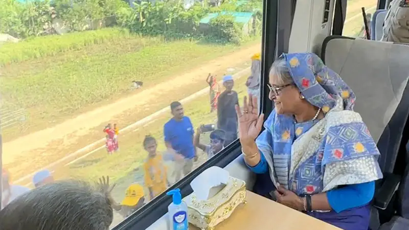 ট্রেনে চড়ে রামু গেলেন প্রধানমন্ত্রী ট্রেনে চড়ে রামু গেলেন প্রধানমন্ত্রী