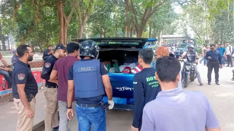 ঢাবির টয়লেট থেকে দুটি ককটেল সদৃশ বস্তু উদ্ধার ঢাবির টয়লেট থেকে দুটি ককটেল সদৃশ বস্তু উদ্ধার