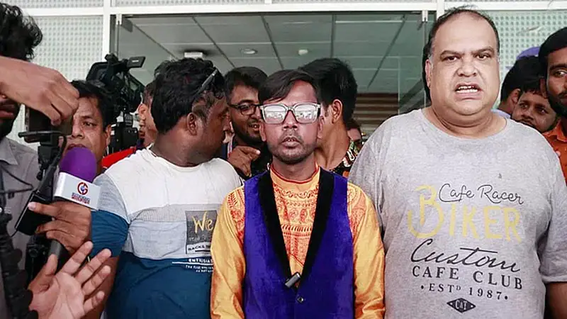 ‘জনপ্রিয়তায় ভয় পেয়ে বারবার প্রার্থিতা বাতিল করা হচ্ছে’ ‘জনপ্রিয়তায় ভয় পেয়ে বারবার প্রার্থিতা বাতিল করা হচ্ছে’