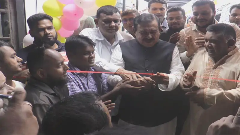 জো বাইডেনকে জোড় করে সেলফি তোলা হয়নি: শাজাহান খান জো বাইডেনকে জোড় করে সেলফি তোলা হয়নি: শাজাহান খান