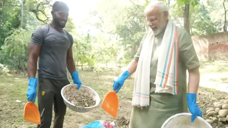 ময়লা সাফ করে ভাইরাল নরেন্দ্র মোদী ময়লা সাফ করে ভাইরাল নরেন্দ্র মোদী
