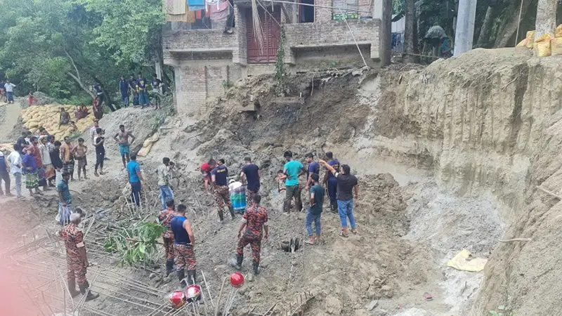 নির্মাণাধীন ব্রিজের মাটি ধসে মৃত্যু ৩