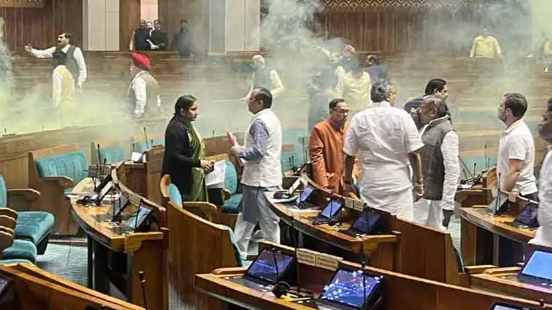 সংসদে অতর্কিত হামলা, আতঙ্কে পালালেন এমপিরা সংসদে অতর্কিত হামলা, আতঙ্কে পালালেন এমপিরা