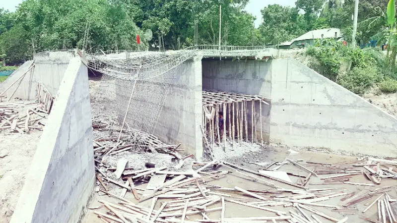 রাজবাড়ীতে নির্মাণাধীন সেতুতে ধস রাজবাড়ীতে নির্মাণাধীন সেতুতে ধস