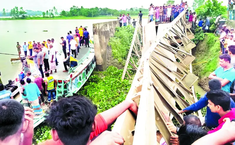 বেইলি ব্রিজ ভেঙে ট্রাক নদীতে ॥ চালক, হেলপার নিহত বেইলি ব্রিজ ভেঙে ট্রাক নদীতে ॥ চালক, হেলপার নিহত