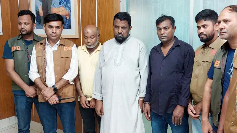 বিলুপ্তপ্রায় জীবিত তক্ষকসহ চোরাচালান চক্রের সদস্য গ্রেফতার বিলুপ্তপ্রায় জীবিত তক্ষকসহ চোরাচালান চক্রের সদস্য গ্রেফতার