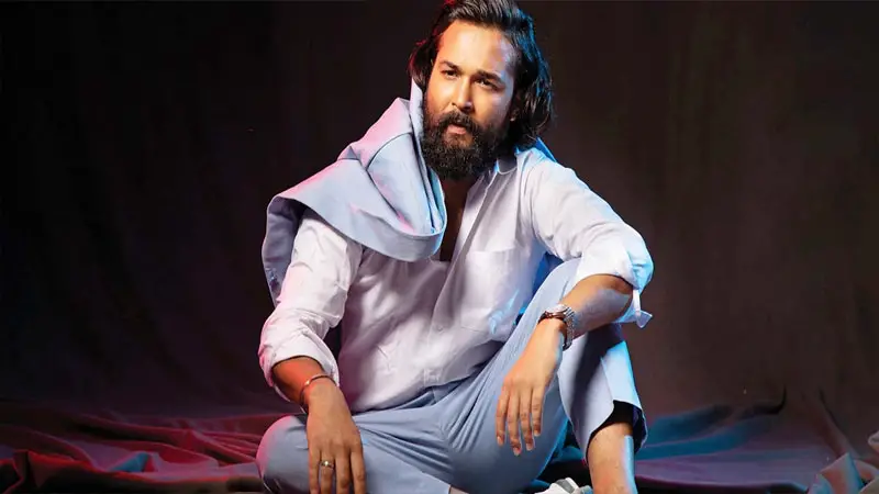 কাঁদলেন চিত্রনায়ক আদর আজাদ কাঁদলেন চিত্রনায়ক আদর আজাদ