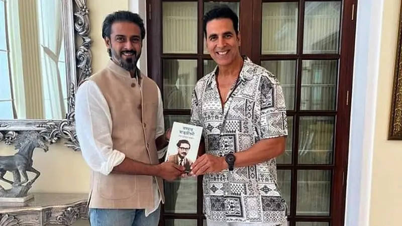 অক্ষয়কে বঙ্গবন্ধুর ‘অসমাপ্ত আত্মজীবনী’ উপহার দিলেন শেখ তন্ময় অক্ষয়কে বঙ্গবন্ধুর ‘অসমাপ্ত আত্মজীবনী’ উপহার দিলেন শেখ তন্ময়