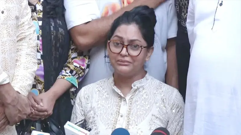 ভোটে হেরে কাঁদতে কাঁদতে ডিপজলকে নিয়ে কী বললেন নিপুণ? ভোটে হেরে কাঁদতে কাঁদতে ডিপজলকে নিয়ে কী বললেন নিপুণ?
