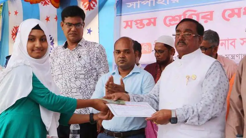 সোনার বাংলা গড়তে সোনার মানুষ দরকার: খাদ্যমন্ত্রী সোনার বাংলা গড়তে সোনার মানুষ দরকার: খাদ্যমন্ত্রী