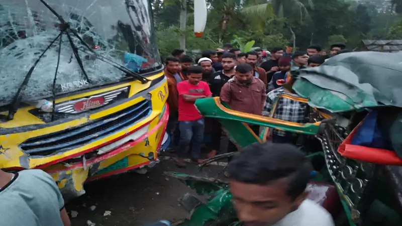 বাস-মাহিন্দ্রার সংঘর্ষ, প্রাণ গেল তিন জনের বাস-মাহিন্দ্রার সংঘর্ষ, প্রাণ গেল তিন জনের