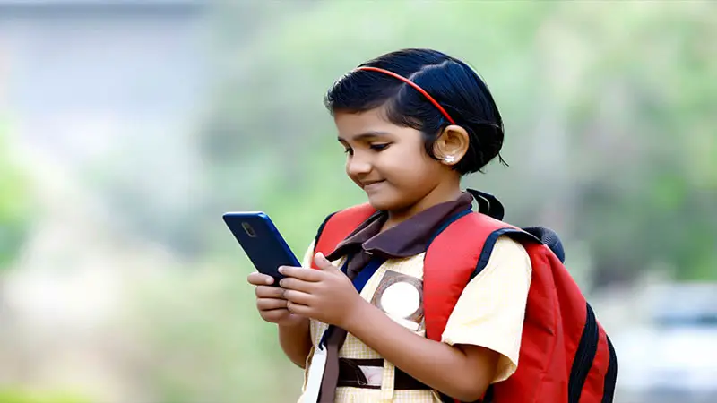 স্কুলে স্মার্টফোন ব্যবহারে যে ক্ষতি, জানা গেল গবেষণায় স্কুলে স্মার্টফোন ব্যবহারে যে ক্ষতি, জানা গেল গবেষণায়