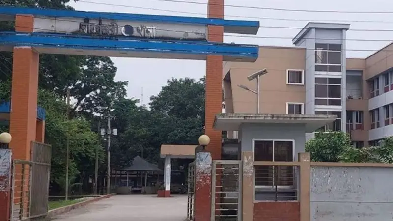 মায়ের গলাকাটা লাশ, পাশে দাঁড়িয়ে বাবা মায়ের গলাকাটা লাশ, পাশে দাঁড়িয়ে বাবা