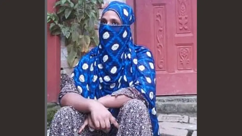 স্ত্রীর মর্যাদার দাবিতে প্রেমিকের ঘরের দরজায় তরুণী স্ত্রীর মর্যাদার দাবিতে প্রেমিকের ঘরের দরজায় তরুণী