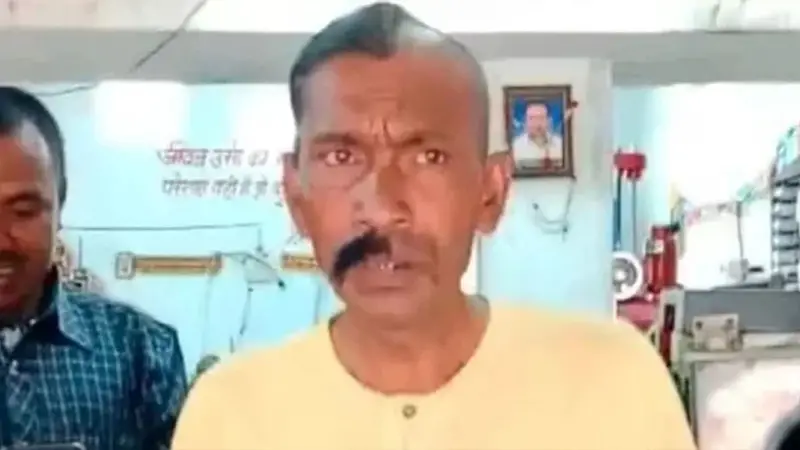 নির্বাচনে প্রার্থীর পরাজয়ে অর্ধেক চুল-গোঁফ কাটলেন যুবক নির্বাচনে প্রার্থীর পরাজয়ে অর্ধেক চুল-গোঁফ কাটলেন যুবক