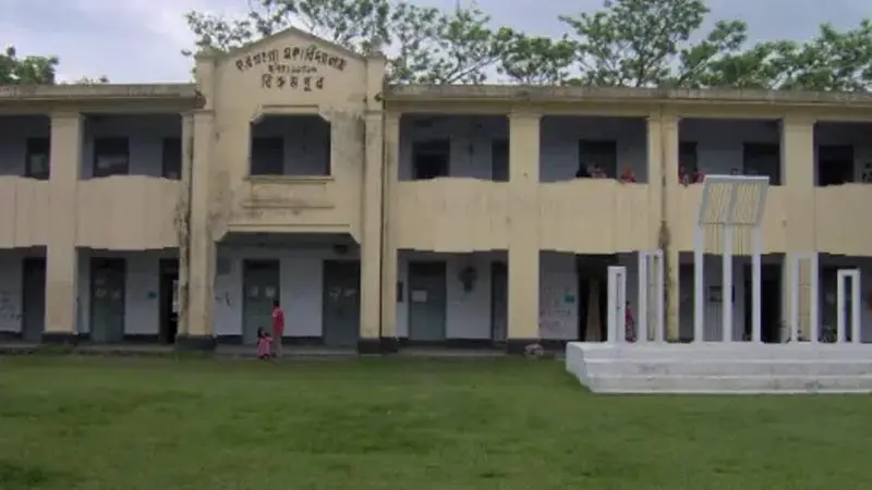 প্রক্সি পরীক্ষা দিতে এসে আটক হলেন ফুফাতো বোন প্রক্সি পরীক্ষা দিতে এসে আটক হলেন ফুফাতো বোন