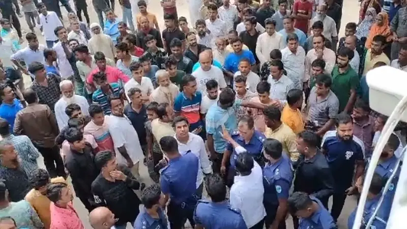 তুচ্ছ ঘটনার জেরে আ.লীগ নেতা-কর্মীদের হাতে ইউএনও লাঞ্ছিত তুচ্ছ ঘটনার জেরে আ.লীগ নেতা-কর্মীদের হাতে ইউএনও লাঞ্ছিত